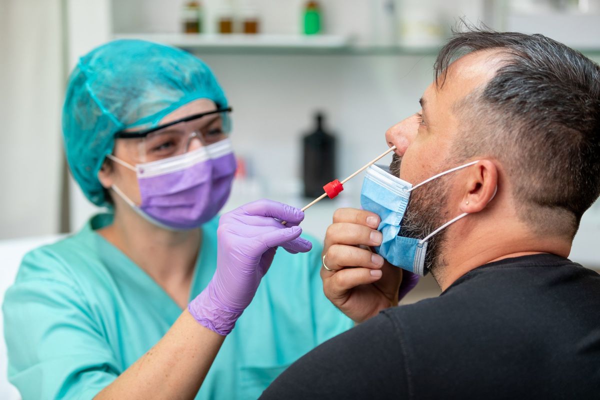 Nuovo allarme sul Covid: provoca raucedine