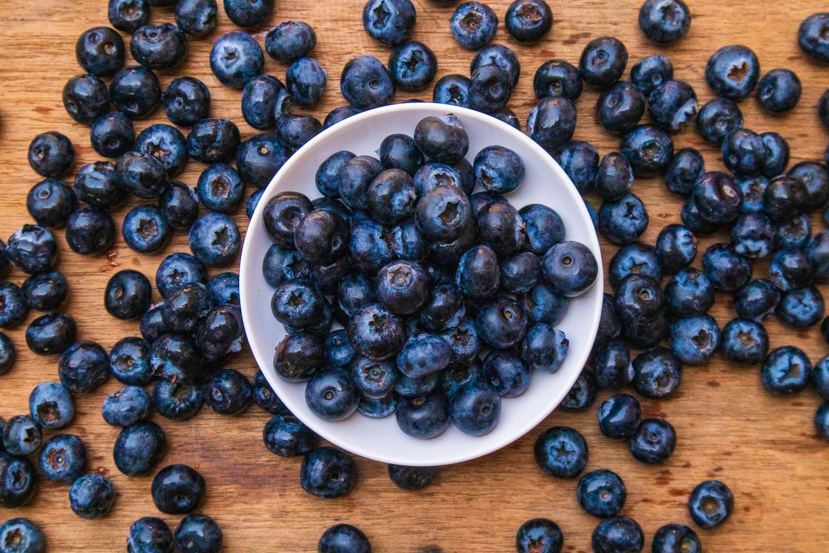 Tutti pazzi per i mirtilli, le perline blu (ma non solo) dal bosco al supermercato
