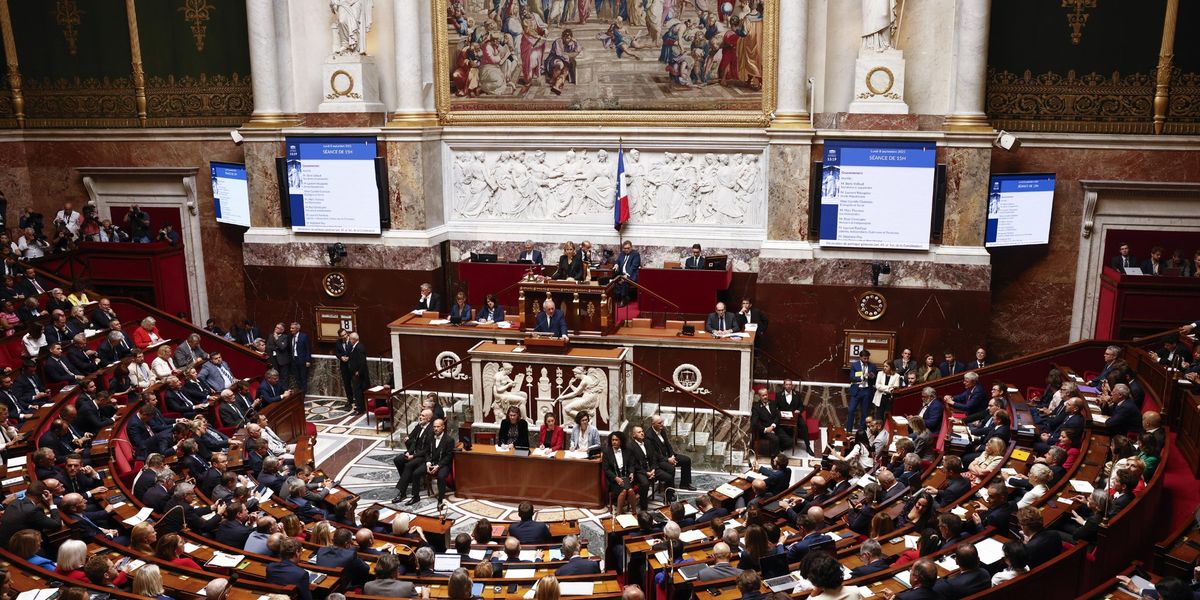 Parigi di nuovo senza un governo. Il Parlamento manda a casa Bayrou Parigi di nuovo senza un governo. Il Parlamento manda a casa Bayrou