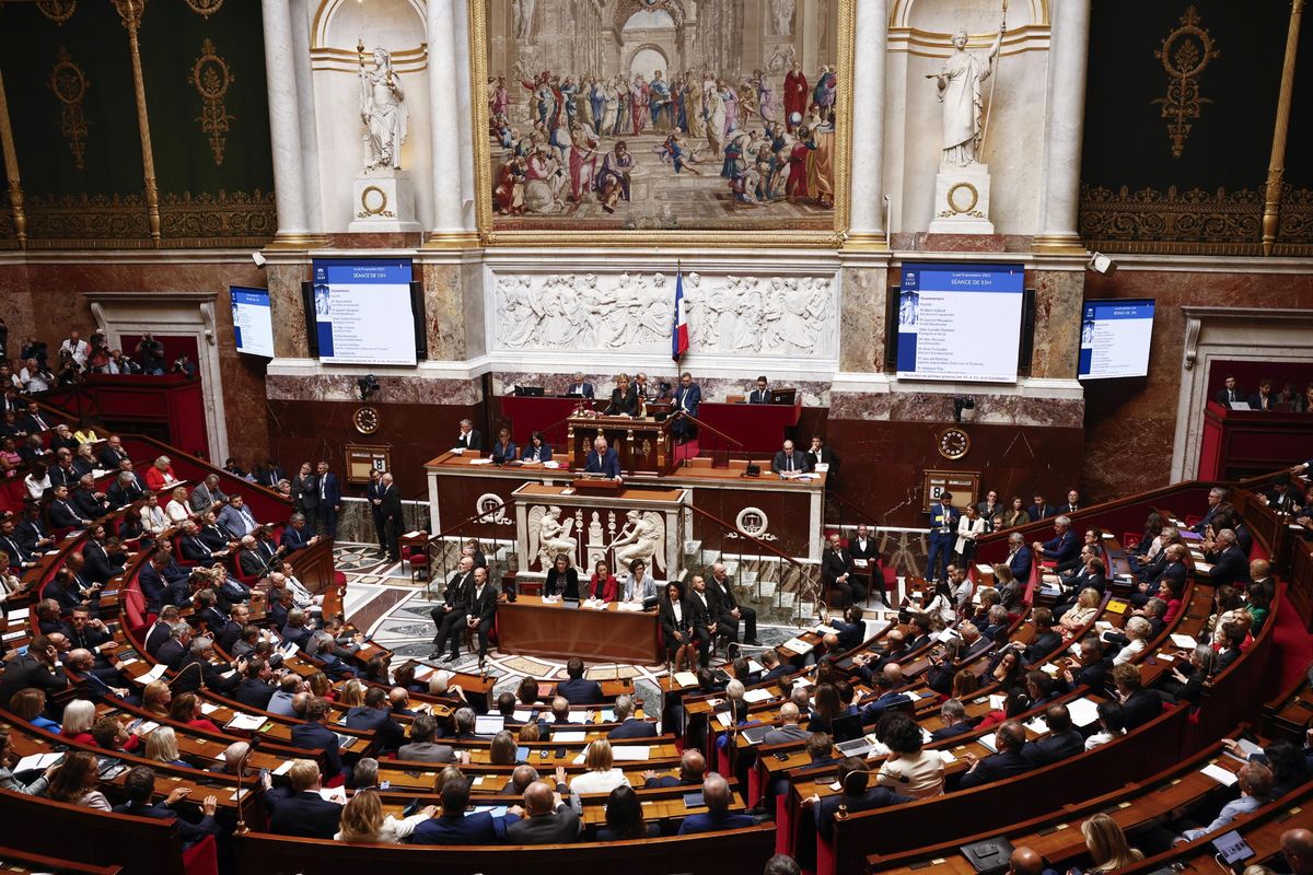 Parigi di nuovo senza un governo. Il Parlamento manda a casa Bayrou