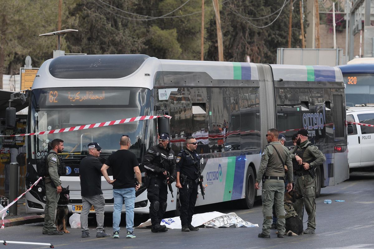 Spari a bordo di un autobus: sei vittime a Gerusalemme. Hamas esulta: «Atto eroico»