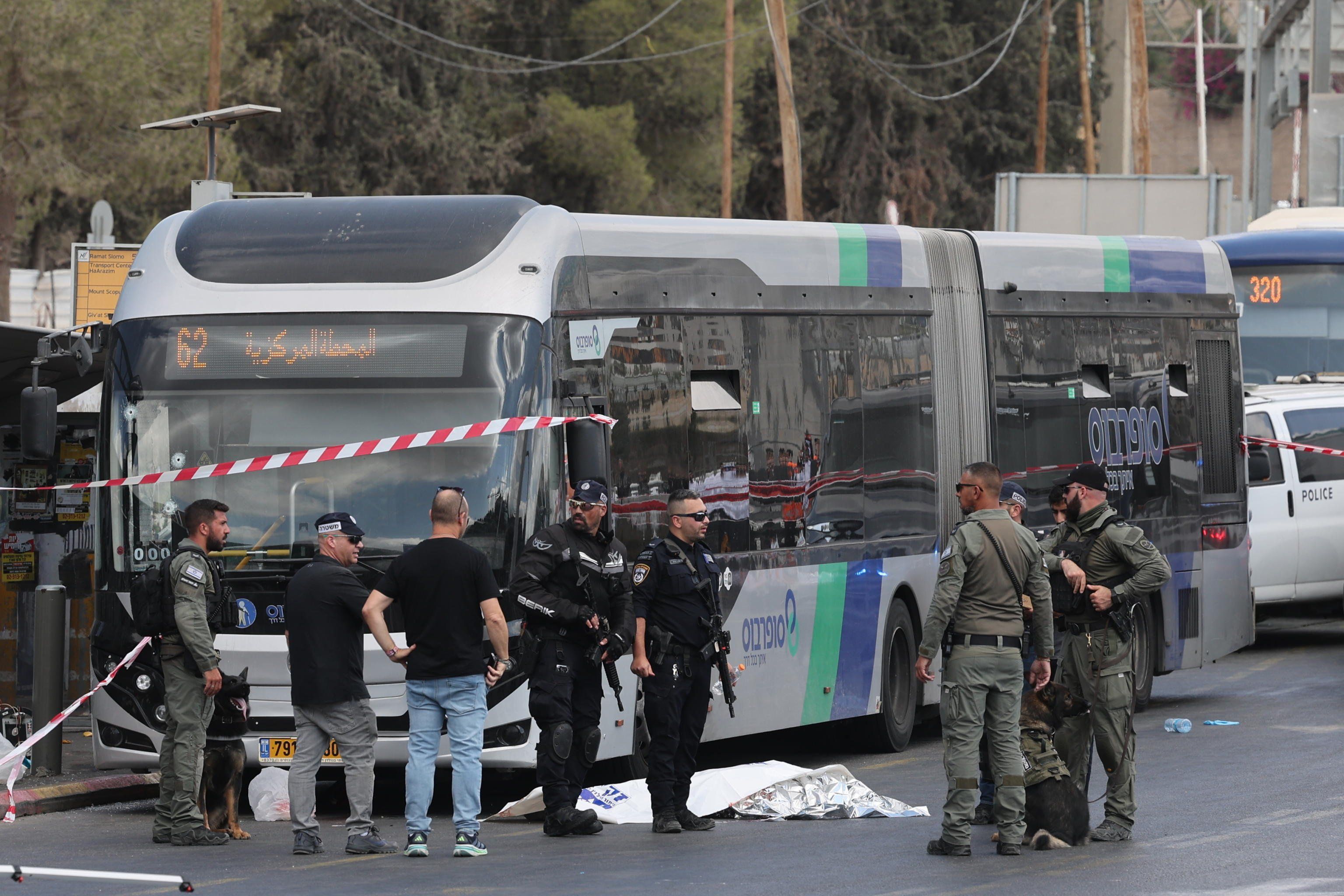 Spari a bordo di un autobus: sei vittime a Gerusalemme. Hamas esulta: «Atto eroico»