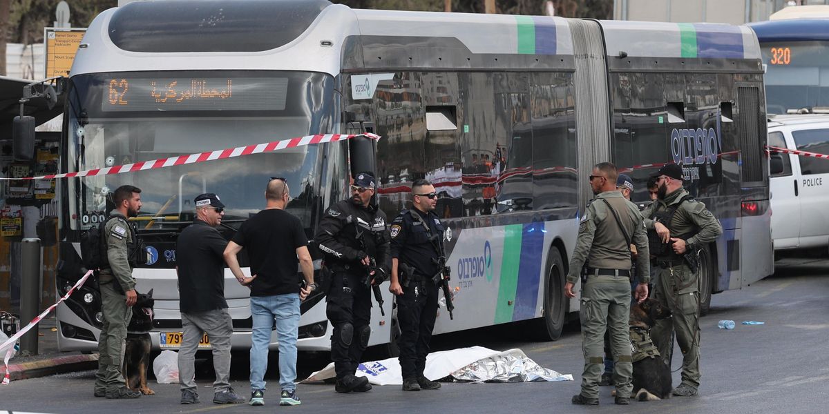 Spari a bordo di un autobus: sei vittime a Gerusalemme. Hamas esulta: «Atto eroico»