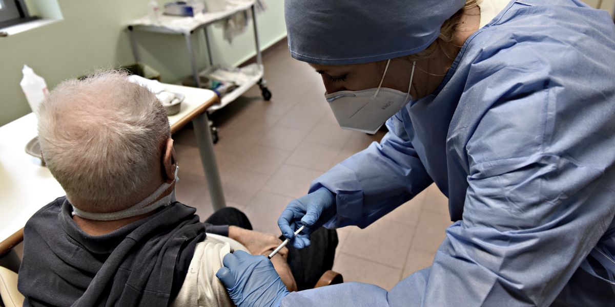 Il boomerang dei diktat pandemici: gli anziani si vaccinano meno Il boomerang dei diktat pandemici: gli anziani si vaccinano meno