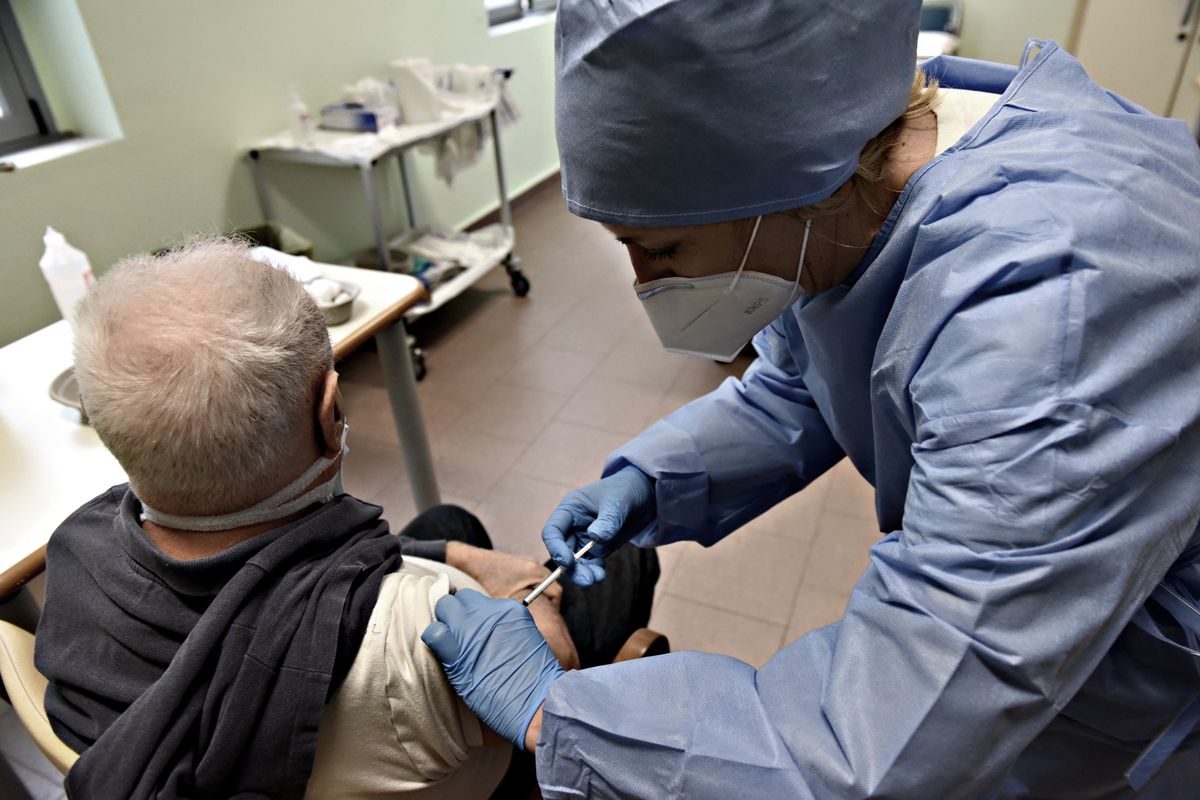 Il boomerang dei diktat pandemici: gli anziani si vaccinano meno