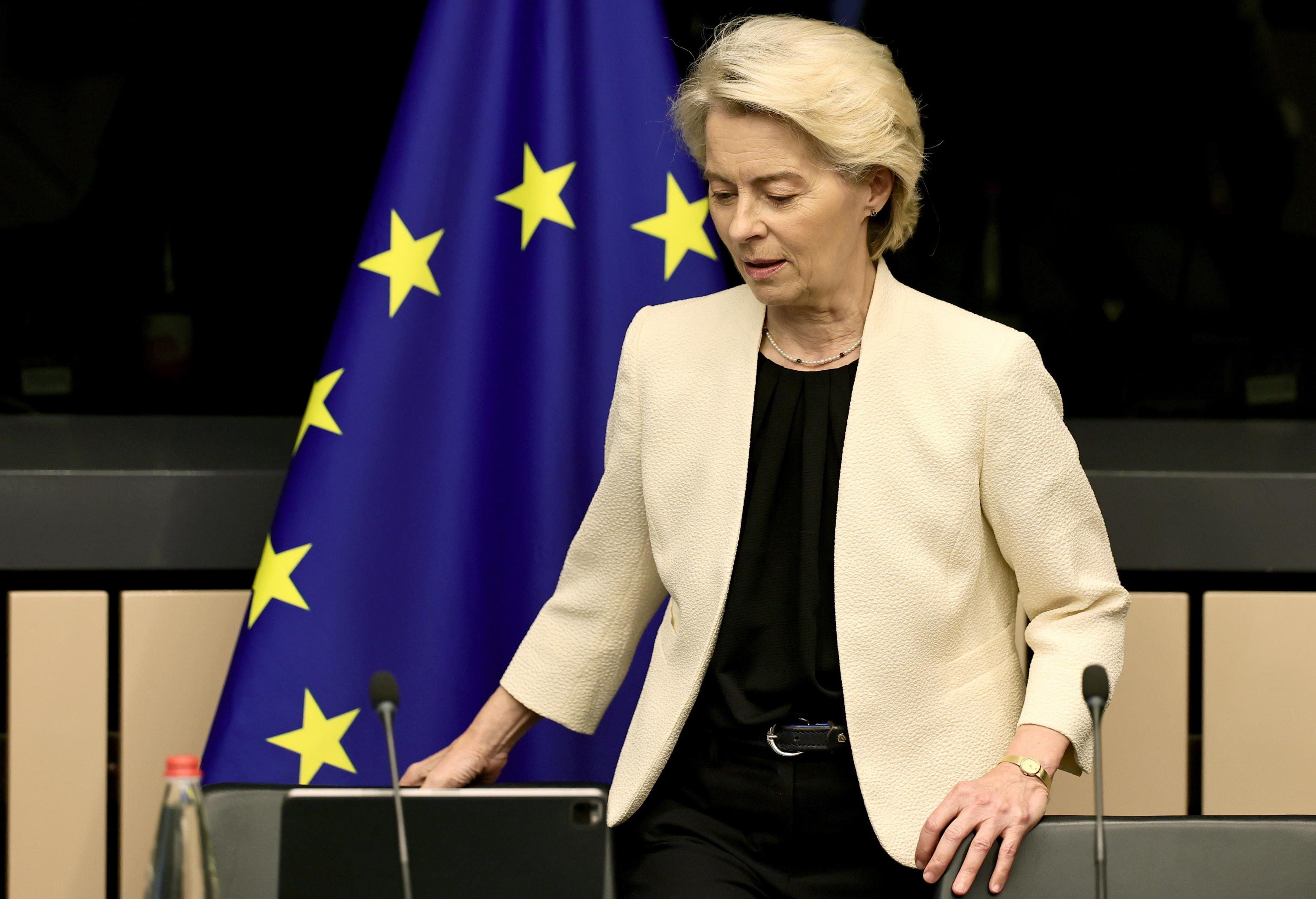 Ursula al bivio: smentirsi o cadere Il 60% degli europei la sfiducia già