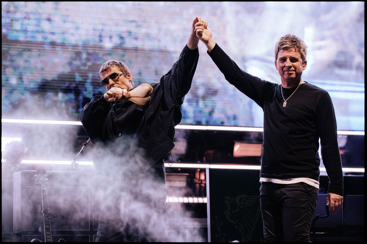 Oasis, Liam Gallagher, Noel Gallagher, Los Angeles, Rose Bowl, fans, tour