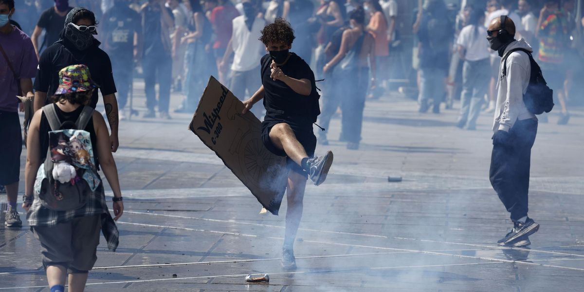 esplode la rabbia contro macron e l8217estrema sinistra gli fa un favore