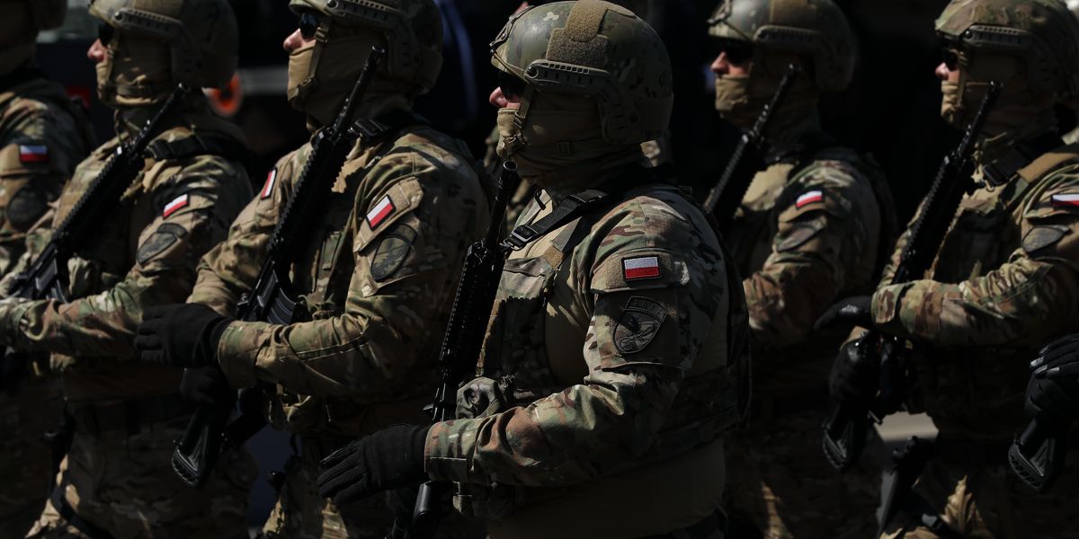 La Polonia schiera l’esercito: 40.000 soldati al confine con la Russia e la Bielorussia