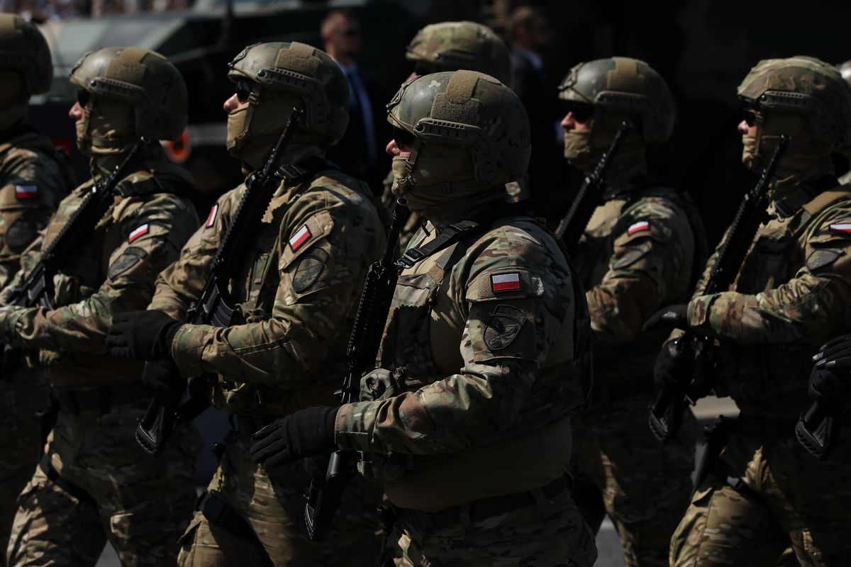 La Polonia schiera l’esercito: 40.000 soldati al confine con la Russia e la Bielorussia