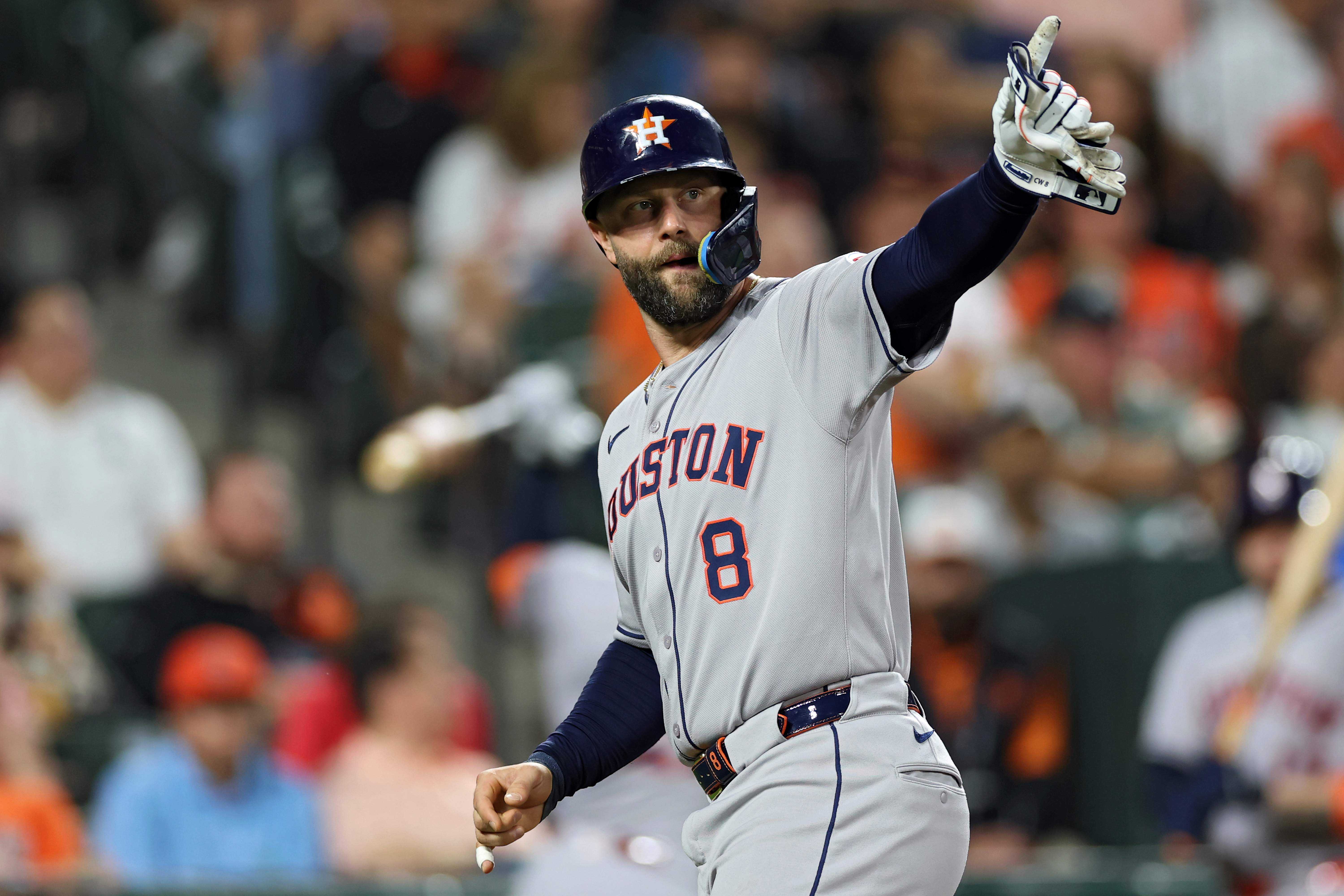 Astros end four-game slide with power and timely hitting