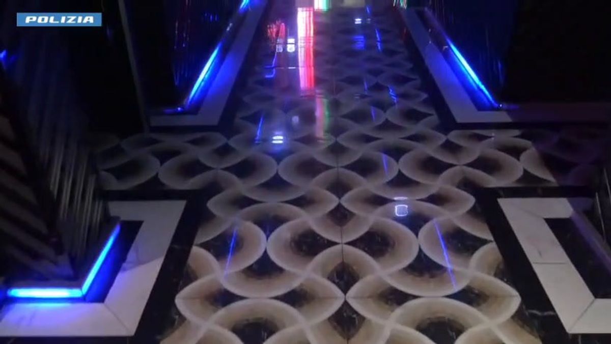 Irruzione e perquisizione nel locale della mala cinese a Prato
