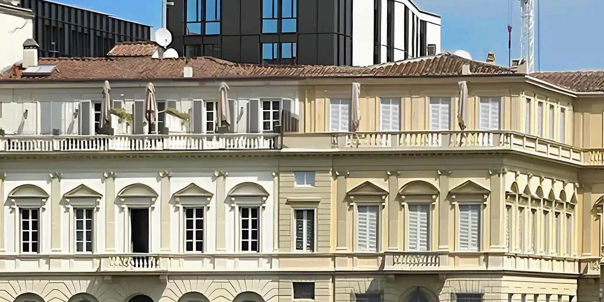 un cubo sulla storia che sfregio a firenze