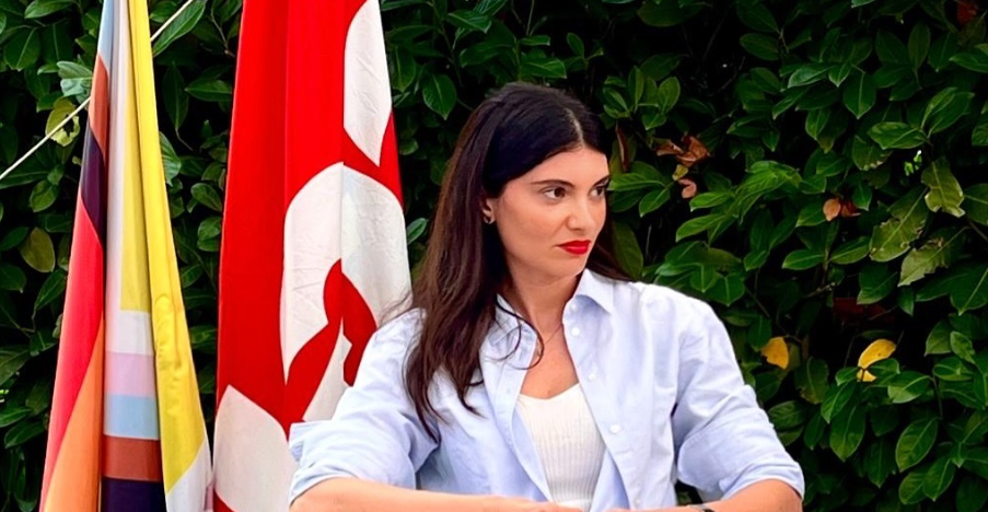 L’infermiera star può persino dare lezioni sui vaccini