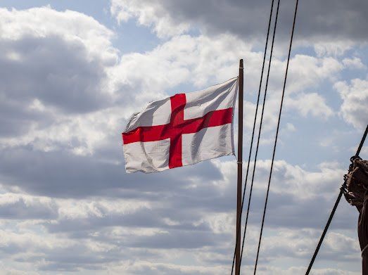 Pure la bandiera di Genova diventa razzista