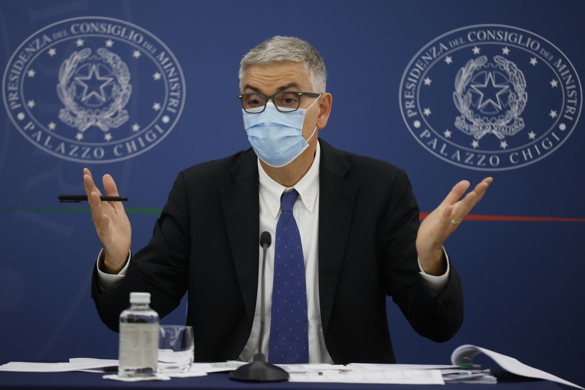 Gli esperti litigano sui vaccini poi scaricano su di noi. «C’è il consenso informato...»