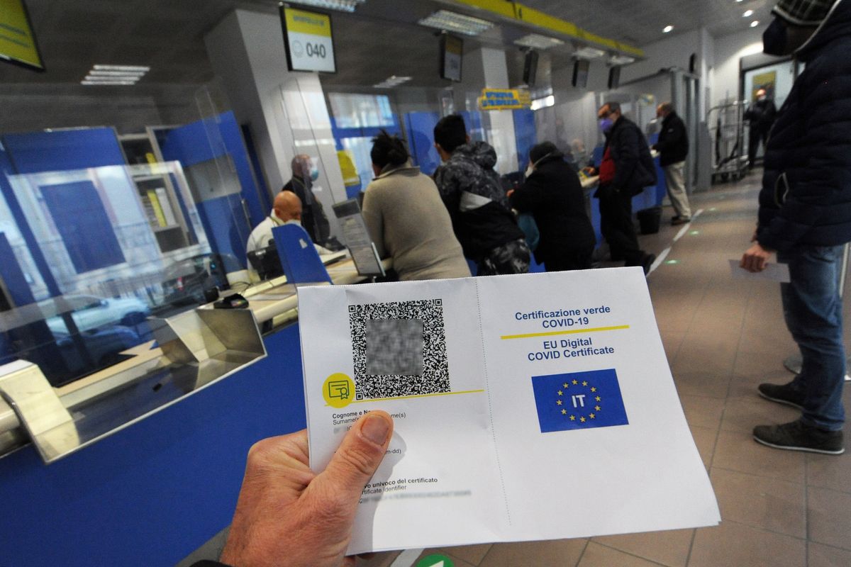 Green pass, chiusure e vaccini coatti: le follie giuridiche restano irrisolte