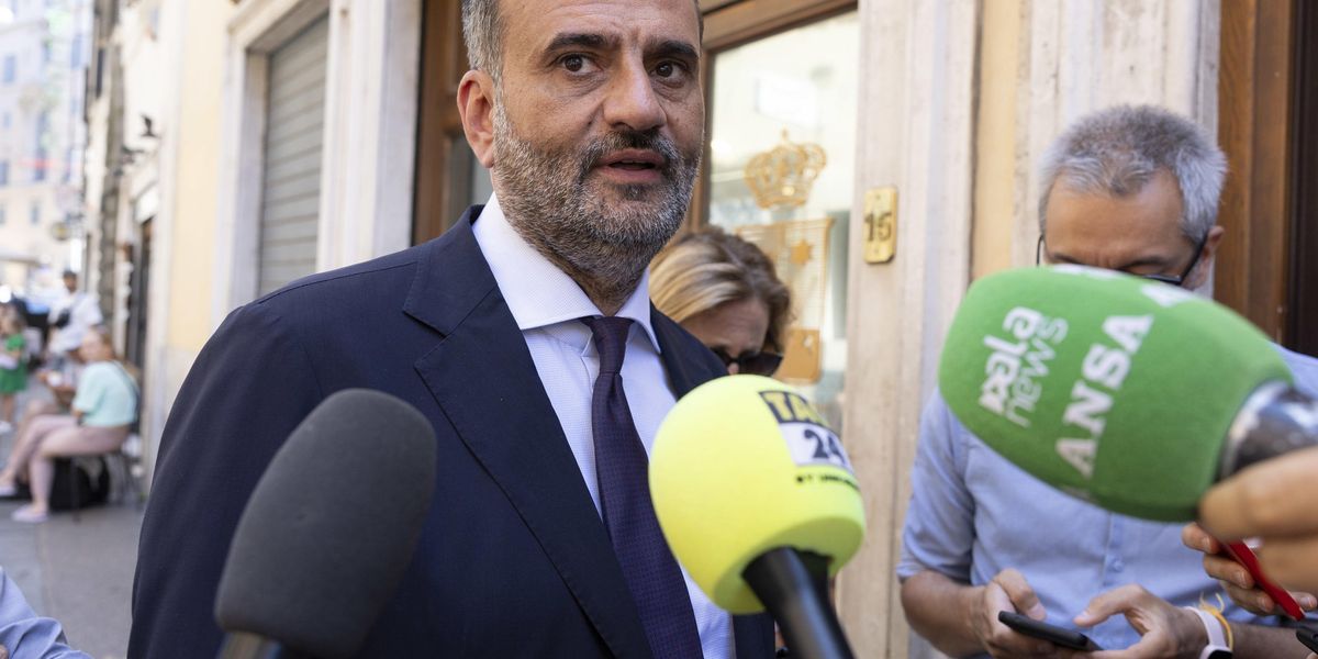 la sinistra si scanna per la puglia in campania sceglie fico e de luca jr