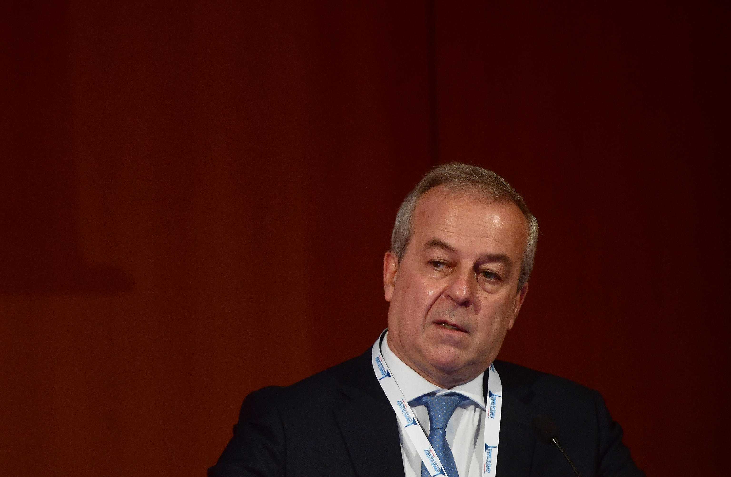 Rimpalli fra i membri del Cts incapaci di dare una risposta ai quesiti su Astrazeneca