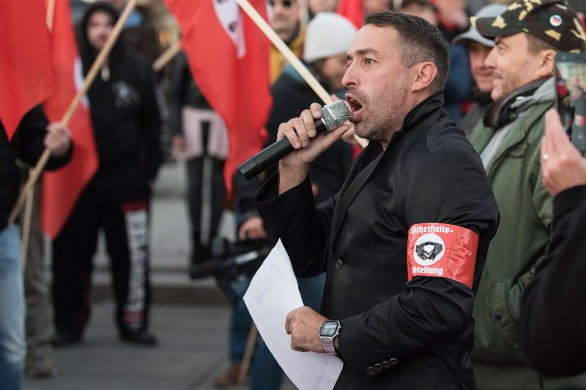 Neonazi diventa donna e inchioda i woke: finirà nel carcere femminile