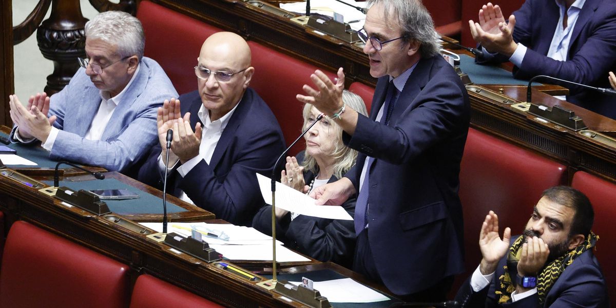 L’opposizione in Aula infanga il ricordo di Charlie: «Era omofobo e razzista» L’opposizione in Aula infanga il ricordo di Charlie: «Era omofobo e razzista»