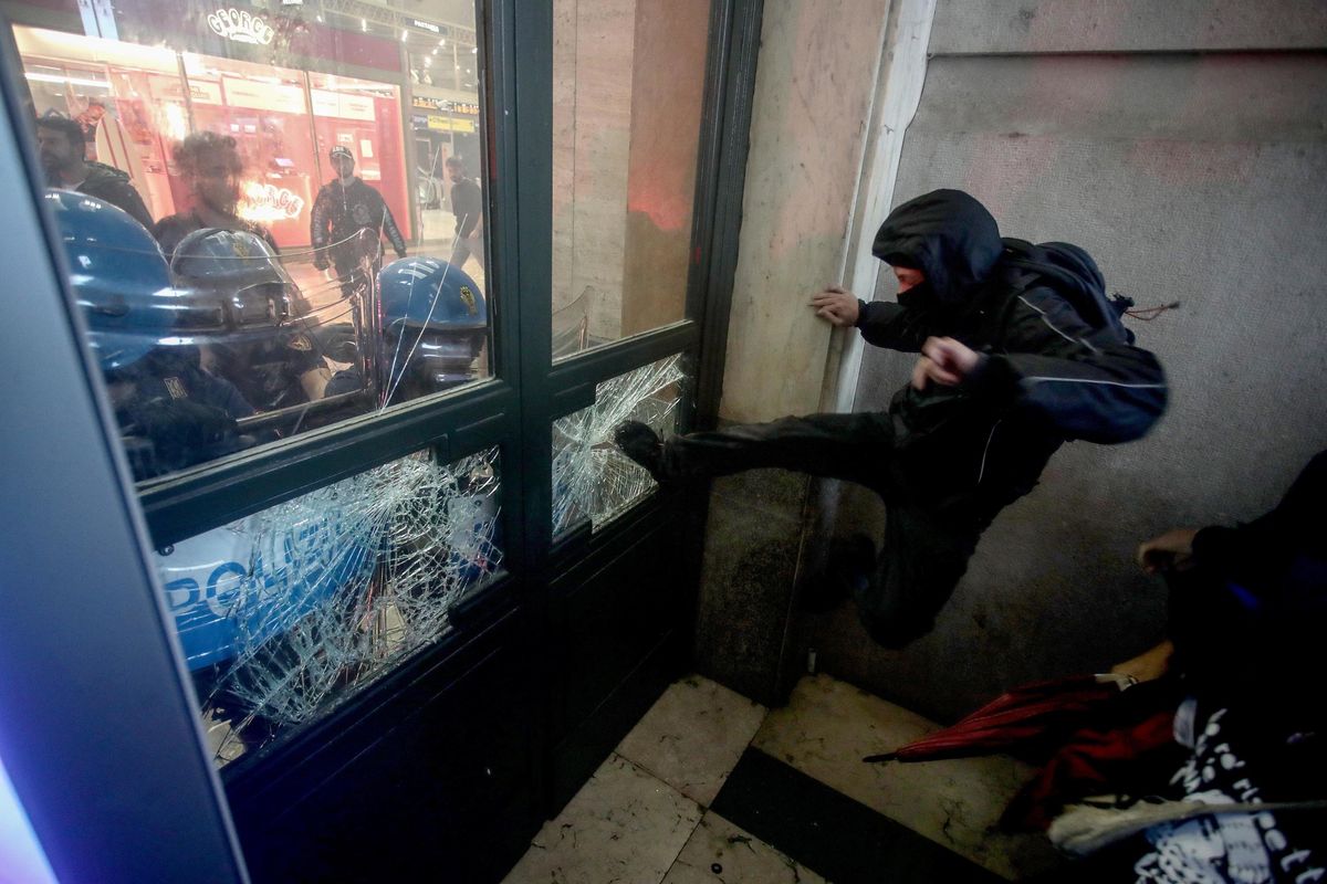 Tra gli arrestati gli «eredi» del Leoncavallo