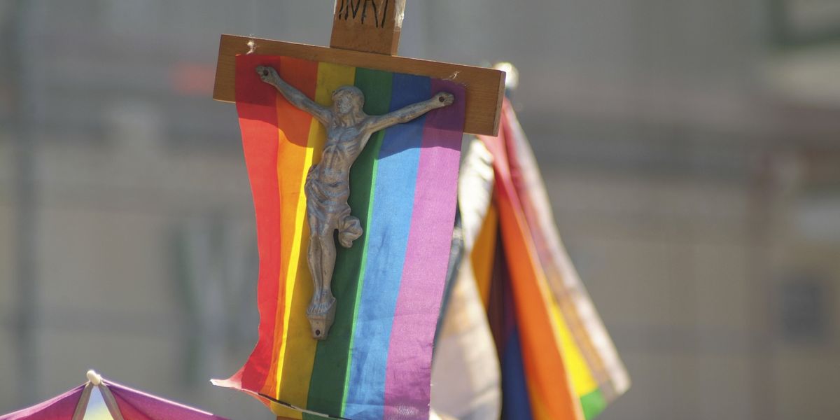 Il pride crocifigge ancora Cristo. Marcia blasfema sulla «Via Frocis» Il pride crocifigge ancora Cristo. Marcia blasfema sulla «Via Frocis»