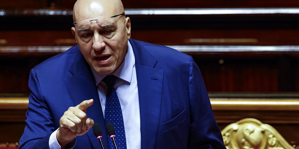 Crosetto mette in riga le opposizioni. Conte in tilt: «Sono preoccupato»