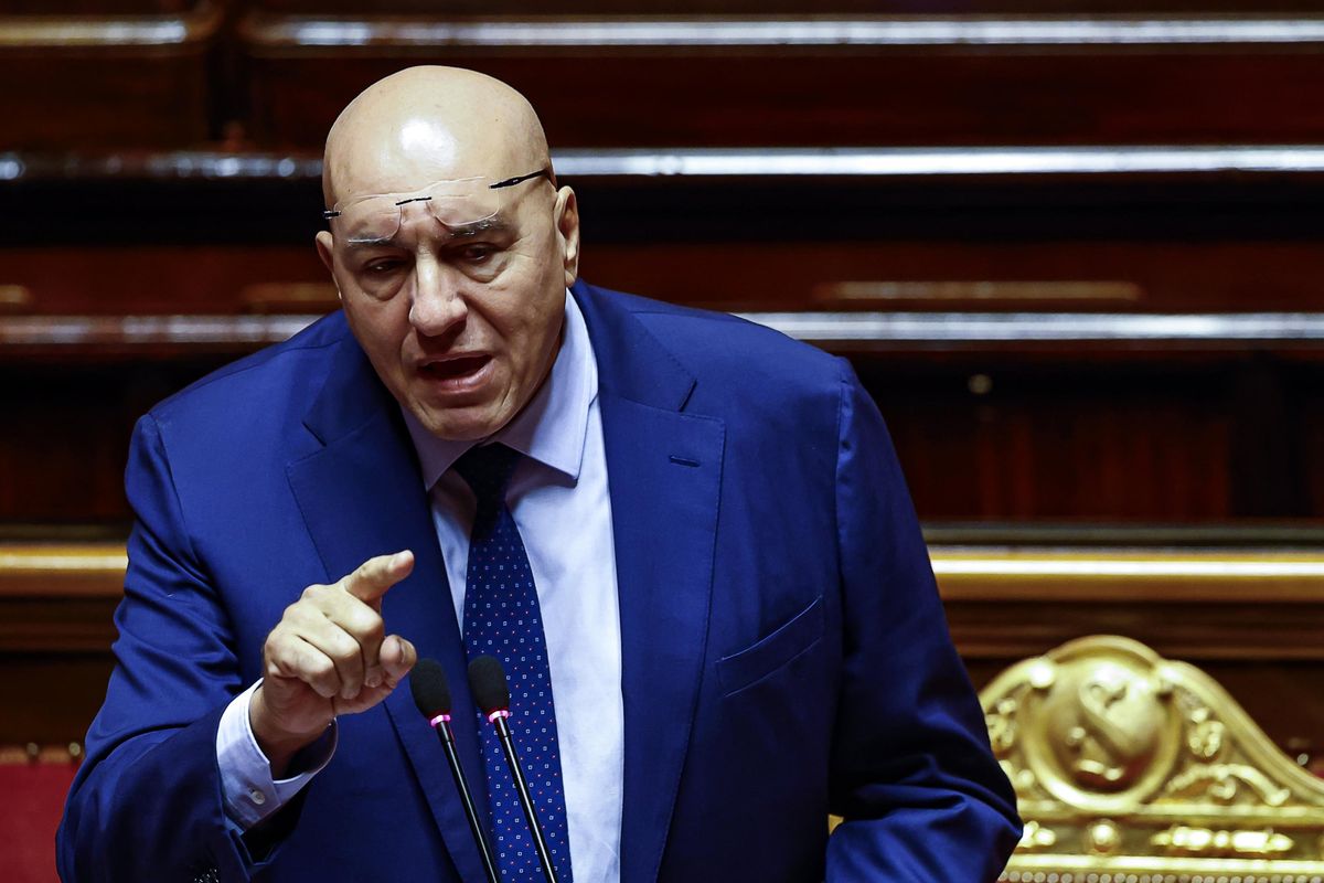 Crosetto mette in riga le opposizioni. Conte in tilt: «Sono preoccupato»