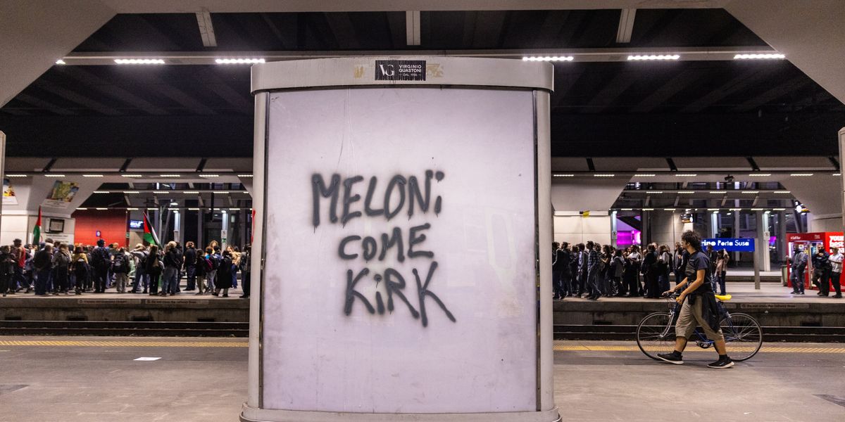 la piazza pacifica augura la morte a meloni