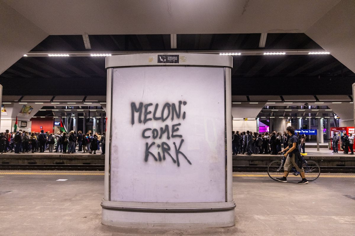 La piazza pacifica augura la morte a Meloni