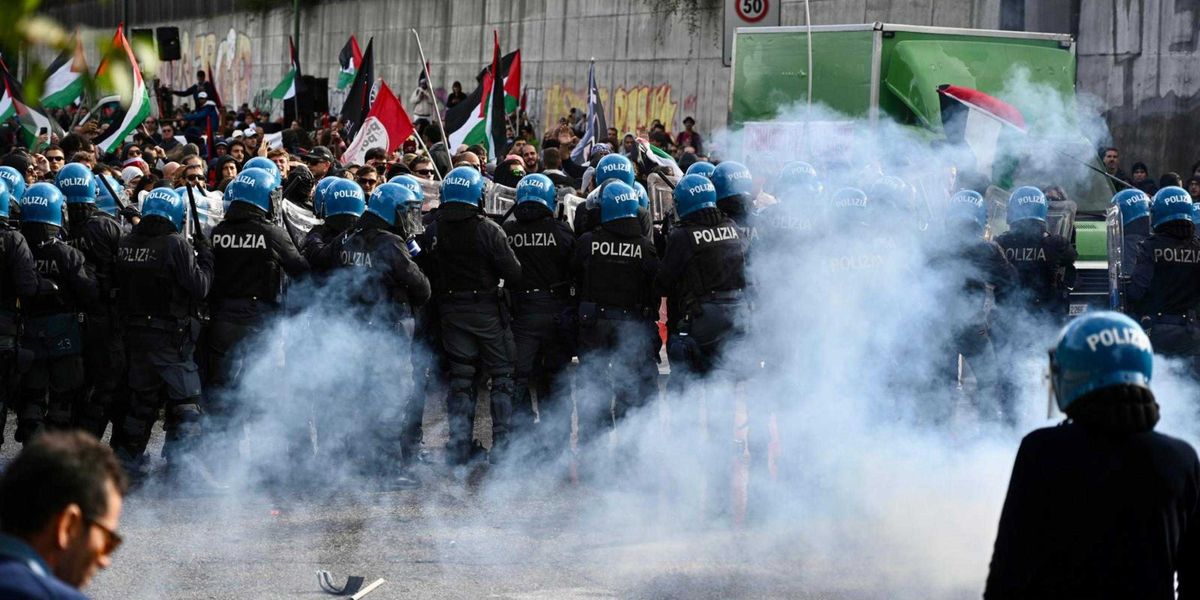 I pro Pal attaccano ancora la polizia. Sassi e vetri per «bloccare» Torino