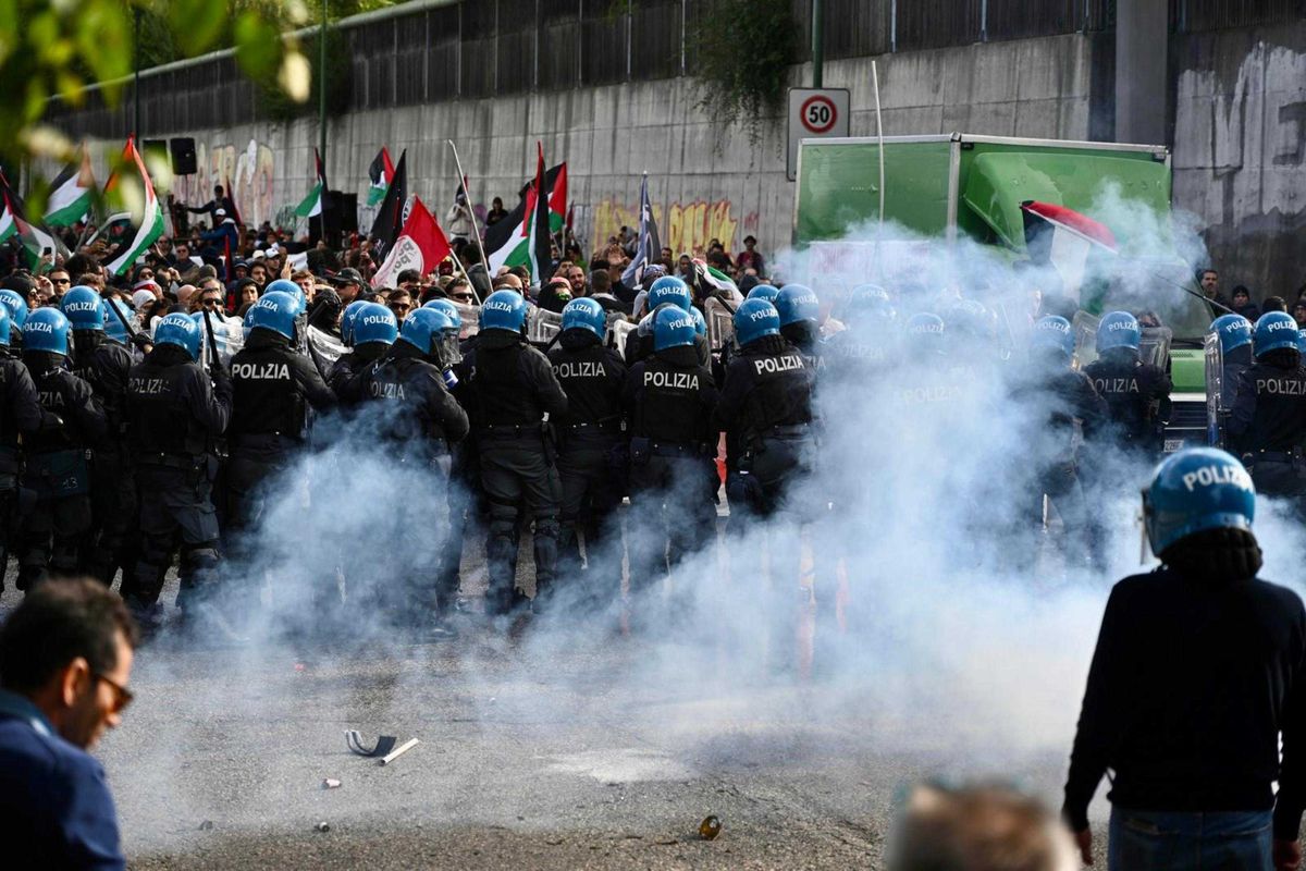 I pro Pal attaccano ancora la polizia. Sassi e vetri per «bloccare» Torino