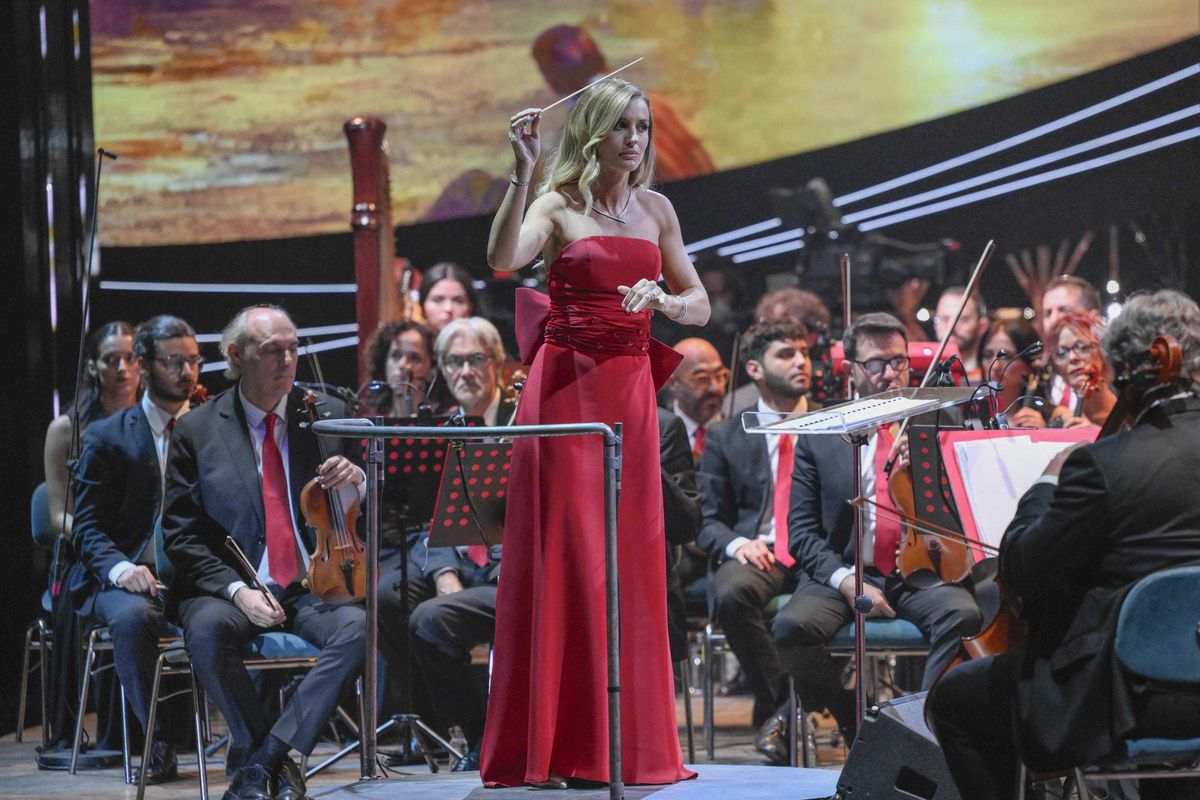 Da talento a raccomandata. Il voltafaccia dei media sul direttore d’orchestra