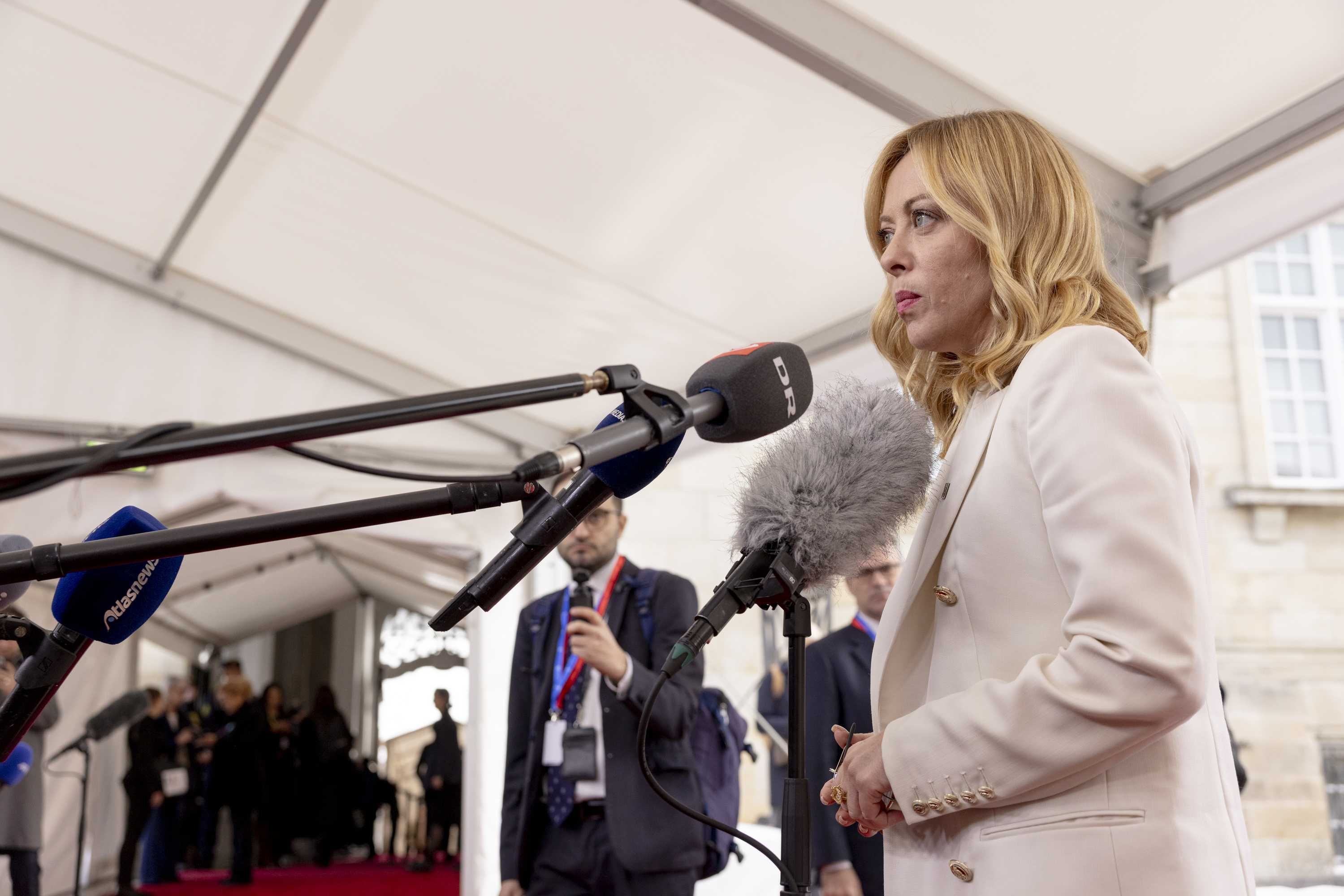 Meloni: «Alla pace preferiscono il weekend»