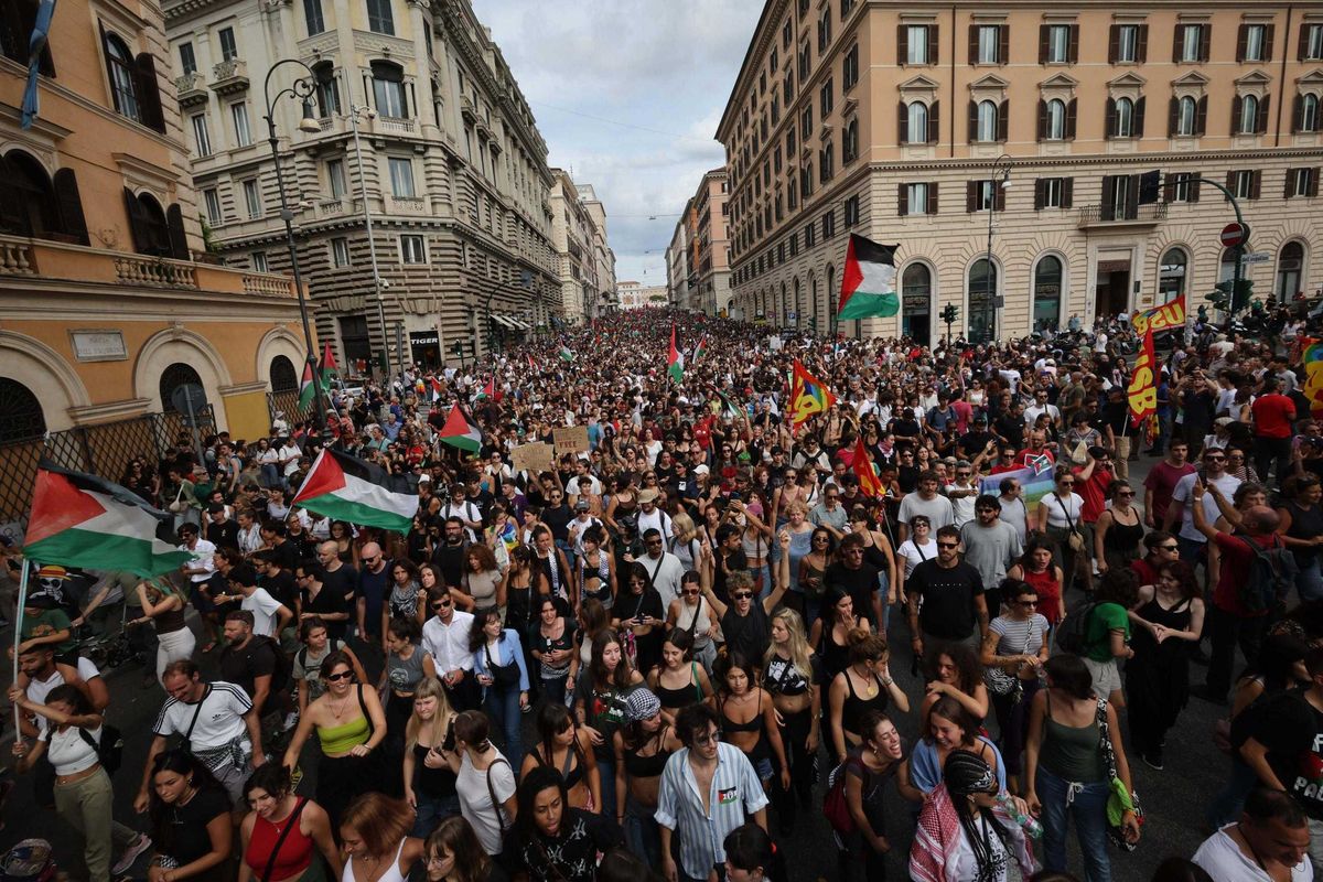 Solo da noi si paralizza tutto per la Flotilla