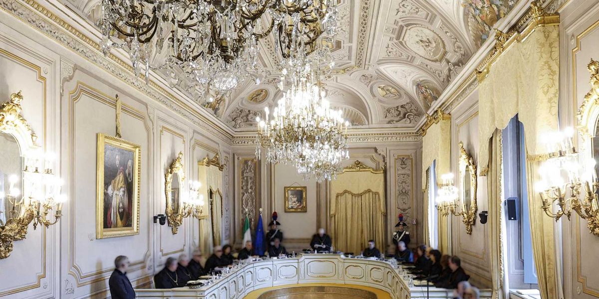 alla consulta si alzano la paga dopo averci tagliato le pensioni
