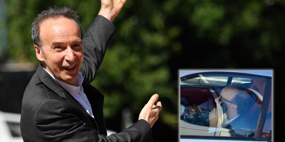 Benigni in auto al telefono e senza cinture allacciate. Solo per lui la vita è bella... Benigni in auto al telefono e senza cinture allacciate. Solo per lui la vita è bella...