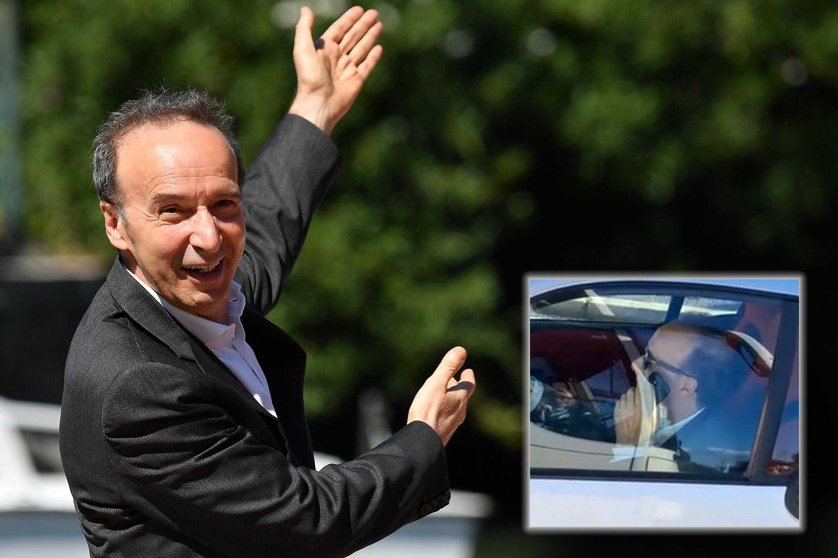 Benigni in auto al telefono e senza cinture allacciate. Solo per lui la vita è bella...