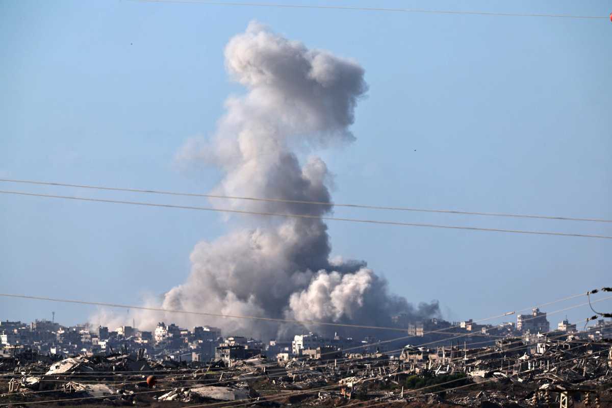 L’esercito israeliano avanza a Gaza. Familiari dei rapiti sotto casa di Bibi