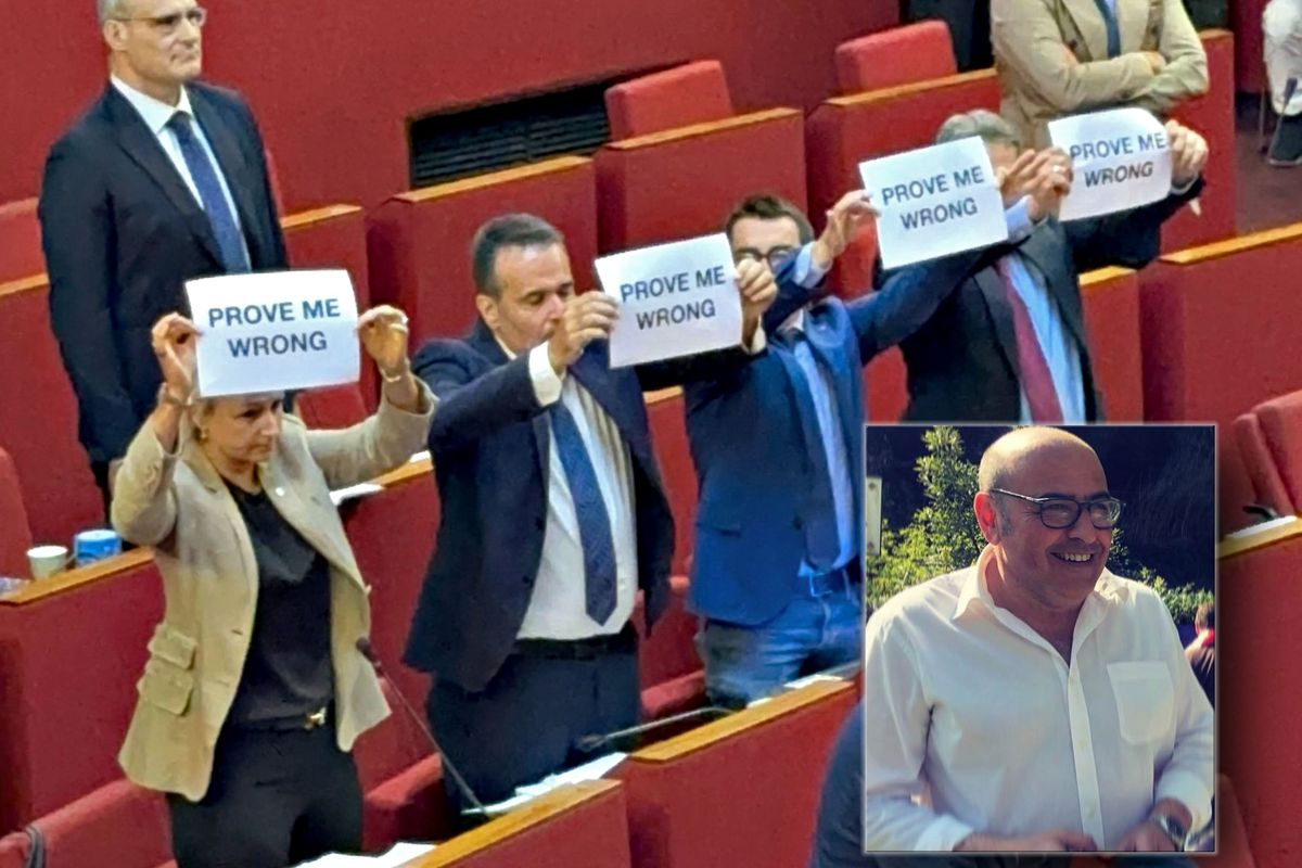 Così la sinistra combatte l’odio: «Vi abbiamo già appeso per i piedi»