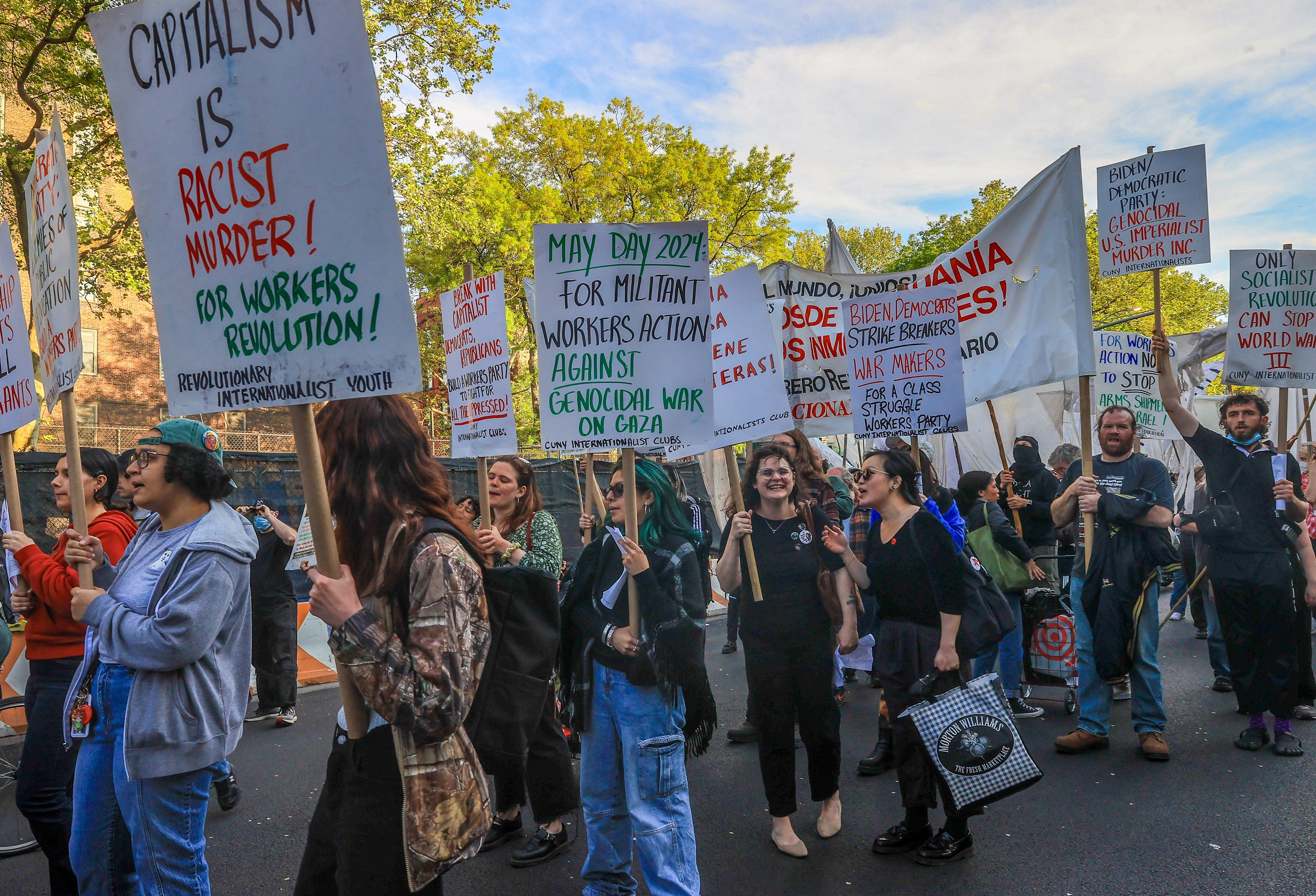 La solitudine armata della sinistra che ha rinnegato Marx per il woke