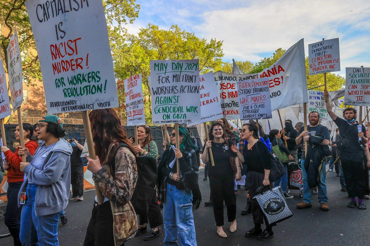 La solitudine armata della sinistra che ha rinnegato Marx per il woke