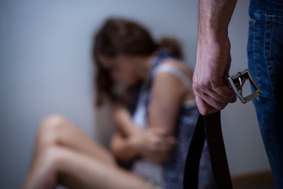 La toga che ha scarcerato lo stupratore aveva liberato anche un marito violento