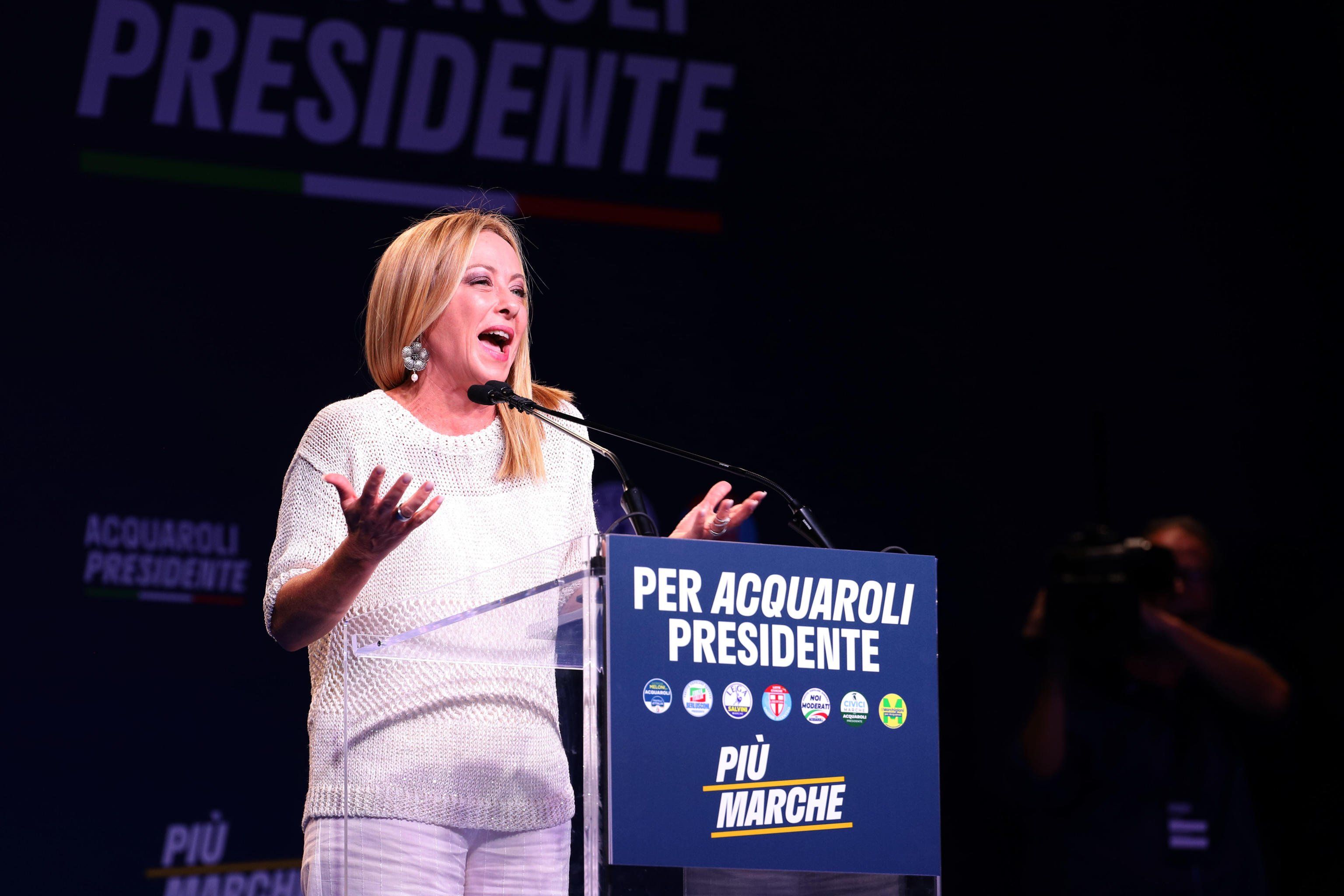 Meloni a Schlein: «Nessuno più di me oggetto di odio, calmiamoci!»