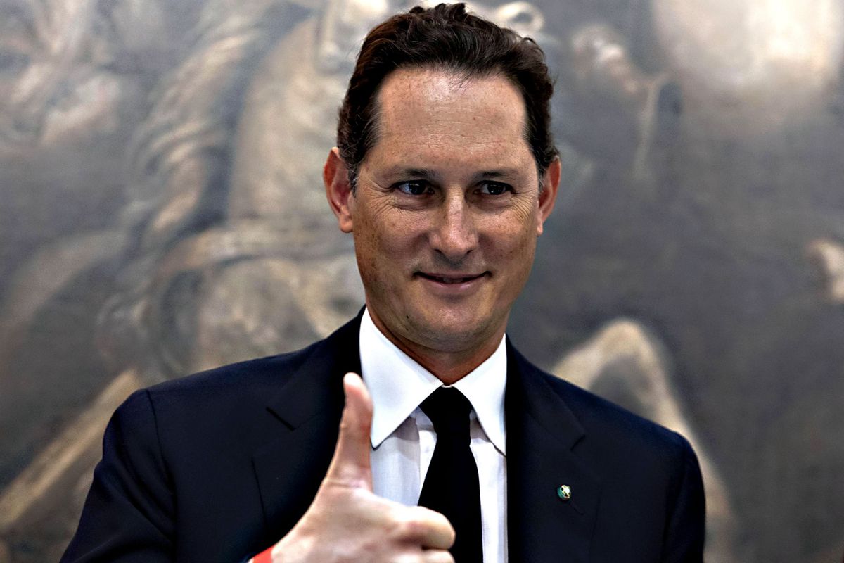 Elkann ricava 4 miliardi dall’Italia e va a caccia di affari (all’estero)