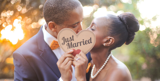 wedding, just married, newlyweds, wedding photo, couple kissing
