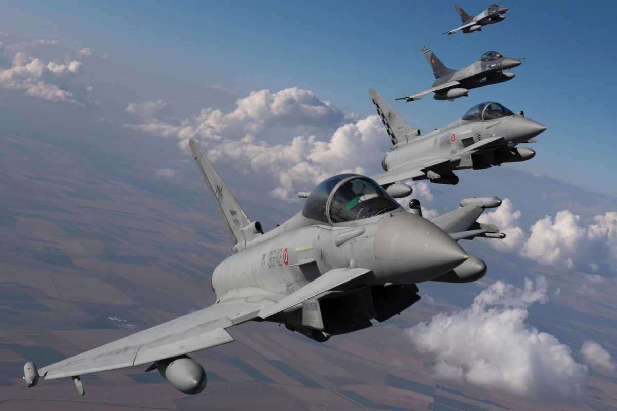 Gli F-35 italiani respingono tre Mig russi. E l’Estonia chiede l’attivazione dell’art. 4