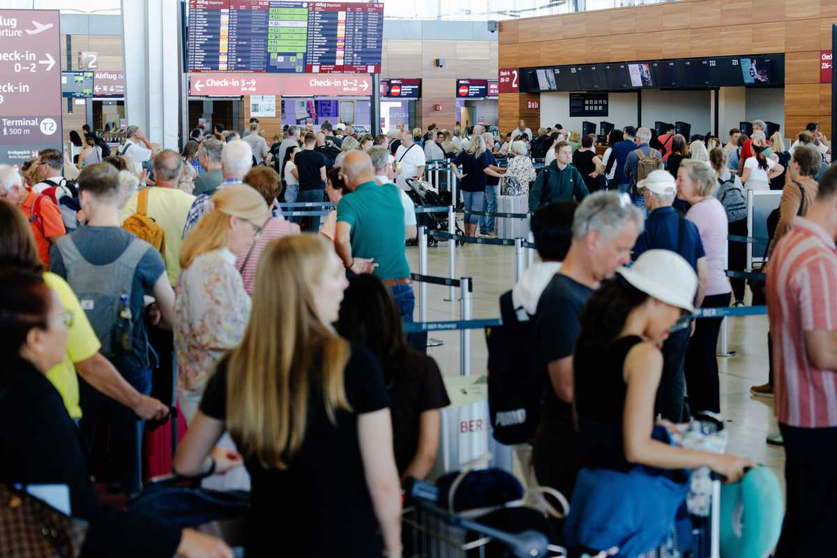 Attacco cyber agli aeroporti europei. Bloomberg: Putin vuole l’escalation