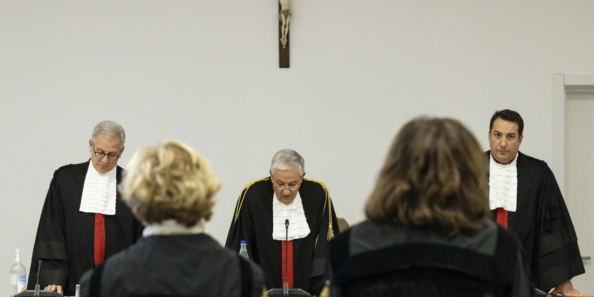 L’accusa al giudice di Bergoglio: «Comprò case in nero dai mafiosi» L’accusa al giudice di Bergoglio: «Comprò case in nero dai mafiosi»